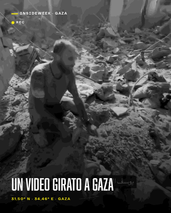 Tre video girati a Gaza: un uomo che scava tra le macerie, un'esplosione ripresa da un drone, una bambina bendata in un letto d'ospedale. Poi una mappa con linee da Gaza verso L'Aia, Bruxelles, Pretoria e il resto del mondo, e il logo di Archive Genocide