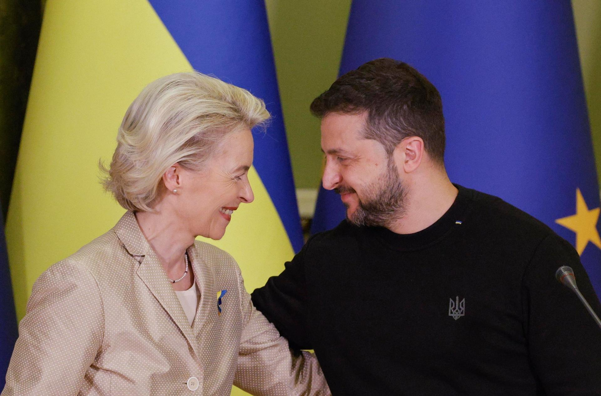 Ursula von der Leyen e Volodymyr Zelensky sorridono davanti alle bandiere ucraina ed europea
